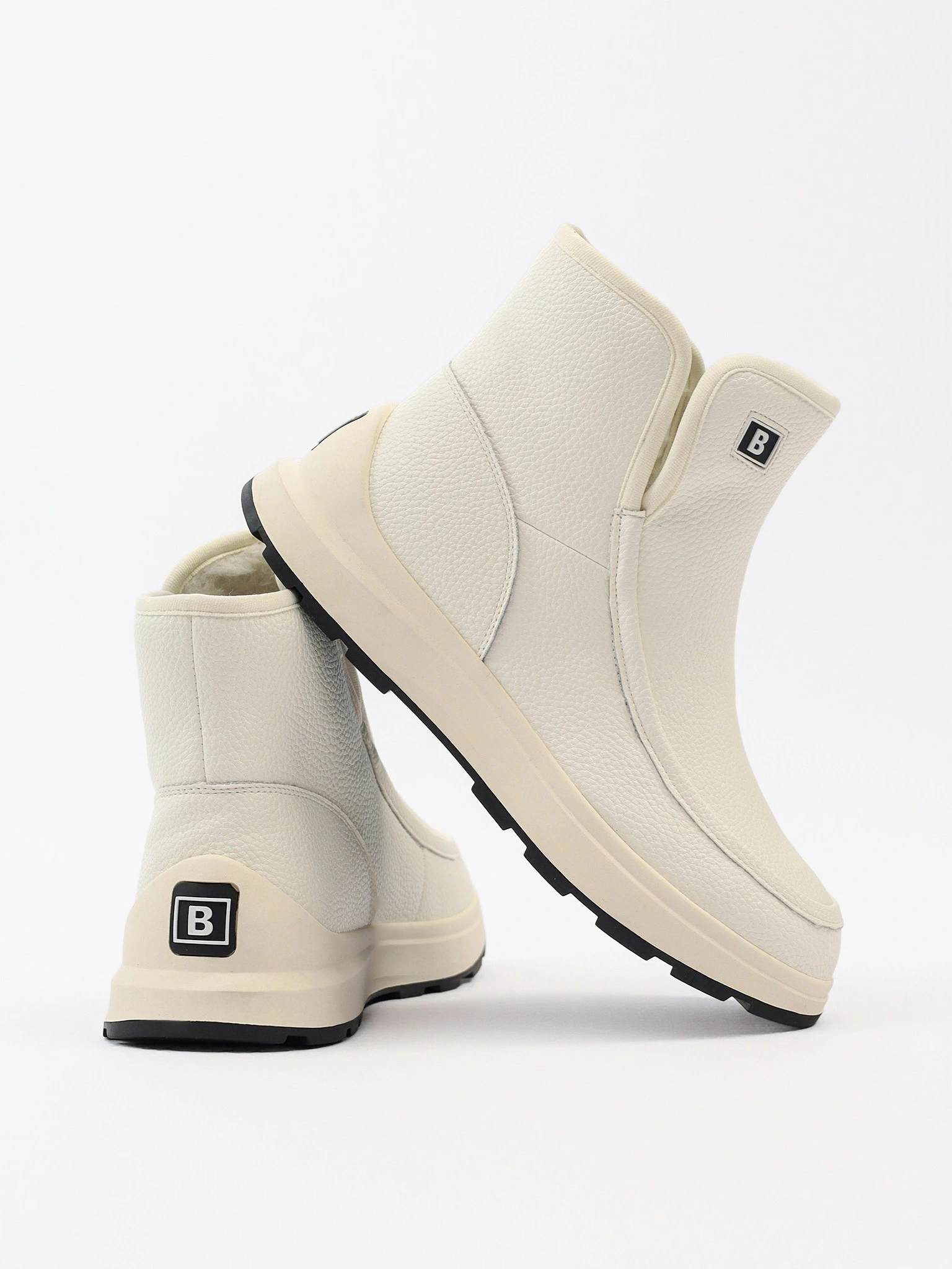 Ботинки белого цвета на низкой подошве